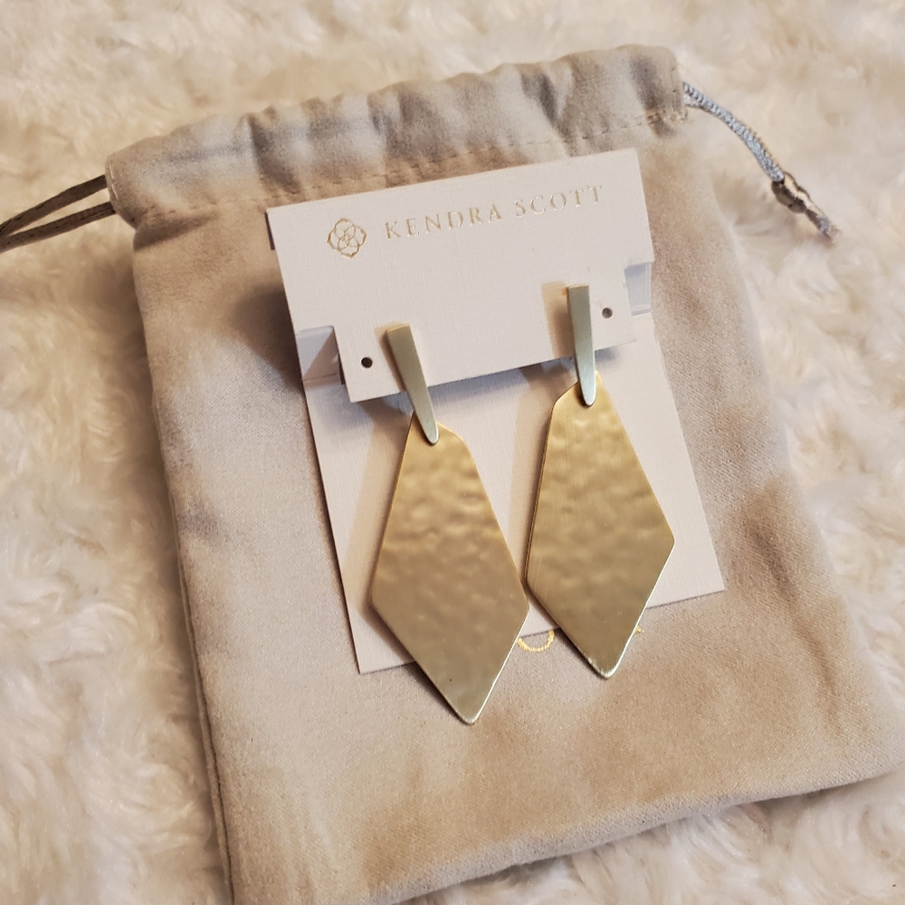 Kendra Scott Gia Drop earrings!